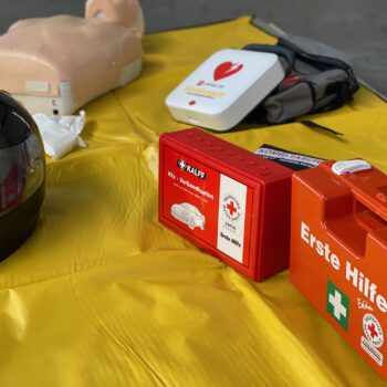 Foto von den Verbandskästen und anderen Utensilien die man für einen Erste Hilfe Kurs benötigt